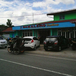 Gambar 3. Kantin Samalero dengan jejeran kendaraan pengunjung (Doc. FMT)