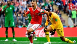 Dennis Cheryshev (Rusia) mencetak gol saat melawan Arab Saudi (sports.bwin.com)