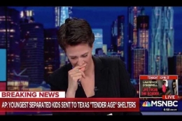 Pembaca berita MSNBC, Rachel Maddow, emosional dan menangis ketika membacakan kebijakan imigrasi Presiden Donald Trump.