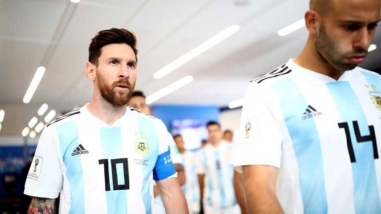 Javier Mascherano & Lionel Messi memasuki stadion pertandingan babak kedua (Dok. fifa.com)