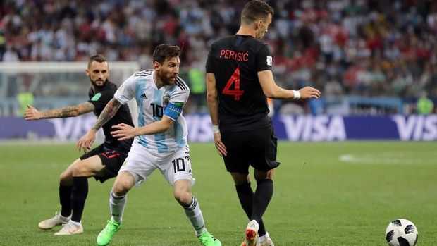 Aksi Messi yang terus dikawal pemain Kroasia (Dok. fifa.com)