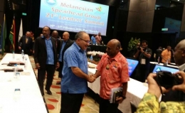 Ketua MSG Peter O'Neill (kiri) berjabatangan dengan Ketua ULMW Benny Wenda (kanan) dalam KTT MSG di Papua New Guinea 2018.