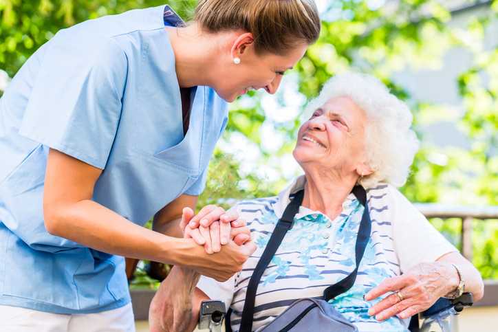 Pelayanan lansia dapat berbasis rumah sakit tetapi juga dapat dilakukan dari rumah. Sumber: https://www.medicalassistantschools.com/articles/taking-care-of-the-elderly/