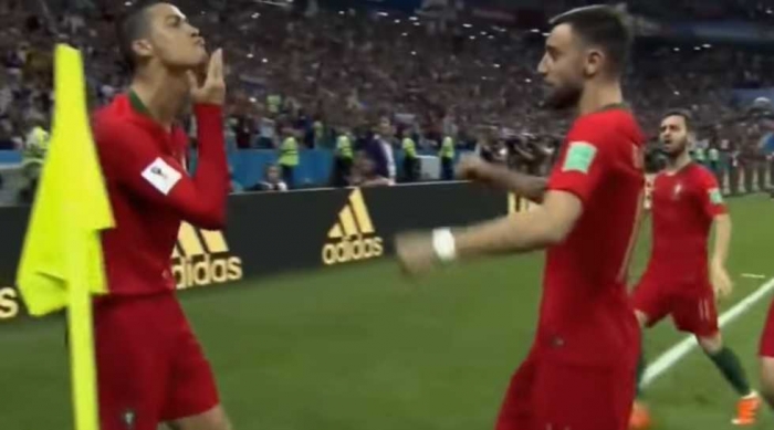 Gerakan selebrasi Cristiano Ronaldo sambil mengusap dagu (youtube)