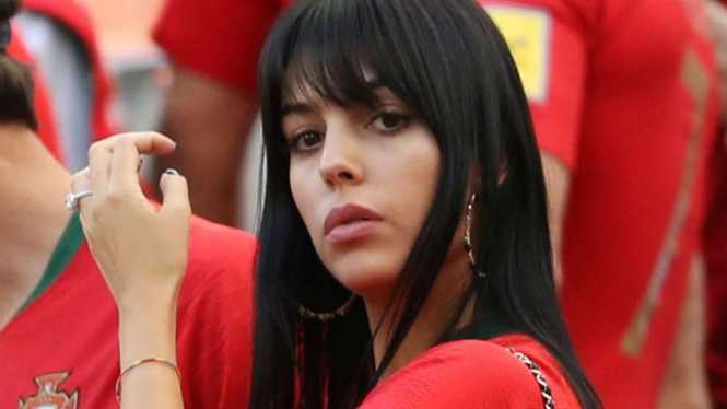 Georgina Rodriguez dengan jersey Portugal dan cincin berlian di jarinya.