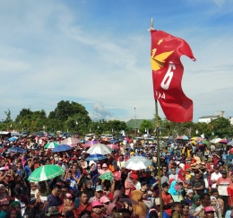 Foto ribuan warga banjori lapangan sepak bola SMAN Dusun Tengah diAmpah