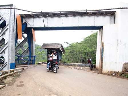Jembatan Kereta di Atas Jalan Raya (Dokpri)