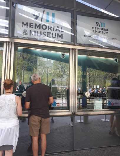 Pengunjung membeli tiket masuk museum 9-11. Dokumentasi pribadi.