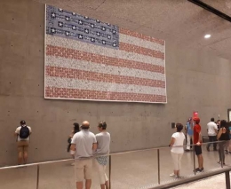 Salah satu instalasi seni yang memadukan foto-foto korban menjadi bendera Amerika Serikat. Dokumentasi pribadi.