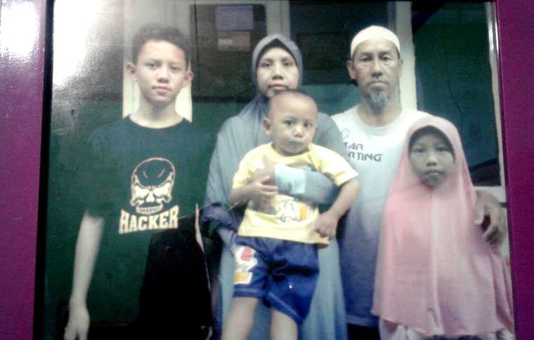 Dari kiri ke kanan: Fikri, Wardah, Fajri (digendong), Agus Solihin, dan Rahmah. (Foto: Dokpri. Agus Solihin)