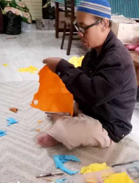 Agus Solihin bekerja membuat boneka cinderamata. (Foto: Dokpri. Ali Wafa Al-aziz)