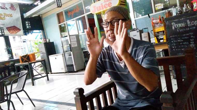 Agus Solihin berkomunikasi dengan bahasa isyarat. (Foto: Gapey Sandy)