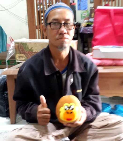 Agus Solihin dan boneka cinderamata buatannya. (Foto: Dokpri. Ali Wafa Al-aziz)