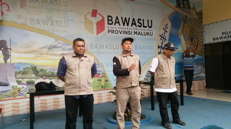 Ketua Bawaslu Maluku didampingi anggota Bawaslu dan Kasubag TP3, saat memimpin apel patroli pengawasan.