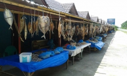 Pasar ikan asin di lintas jalan Banda Aceh-Calang KM 27 Desa Layeun Kecamatan Leupung Kabupaten Aceh Besar tampak teratur dan rapi, foto diambil 22 Juni 2018. (Dokumentasi Pribadi) 