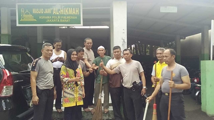 Personul Polsek Palmerah bersama Pengurus & jamaah Masjid Al-Hikmah Palmerah