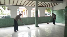 Personil Polsek Palmerah melksanakan giat kerja bakti di Masjid Al-Hikmah Palmerah