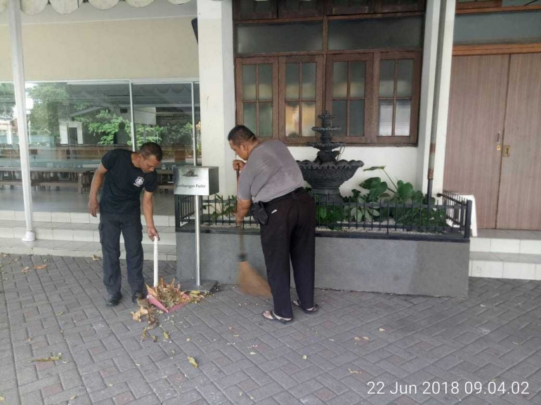 Bhabinkamtibmas Slipi Aiptu Asep Permana sedang bersihkan halaman Gereja Salvator Slipi, Jakarta Barat. Dokpri