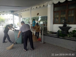 Bhabinkamtibmas Slipi Aiptu Asep Permana sedang bersihkan halaman Gereja Salvator Slipi, Jakarta Barat. Dokpri
