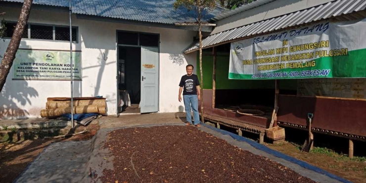 Di depan kantor Kelompok Tani Karya Harapan Pemlang / foto pribadi