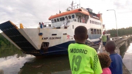 Anak-Anak Papua Menanti Kedatangan Kapal Ferry Sandar ke Dermaga. Dok:pribadi