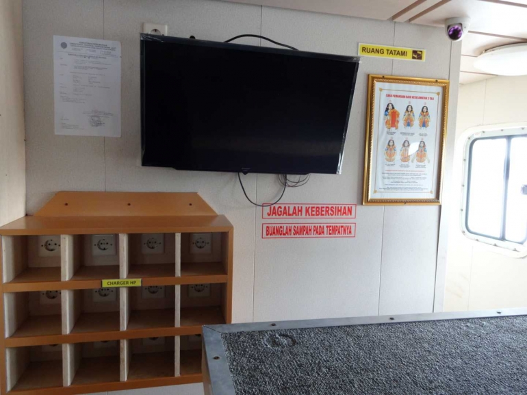Televisi dan Tempat Charge Ponsel di Kapal Ferry KMP. Kokonao. Dok:Pribadi
