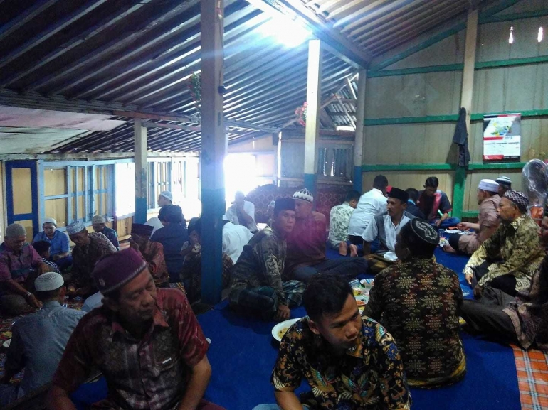 Tamu siap ngidang. Terbagi dalam grup kecil. Gambar milik pribadi.