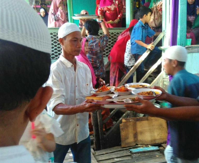 Proses distribusi untuk Ngidang. Mesti gercep. Gambar milik pribadi.