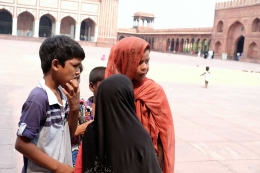 Anak Jalanan di Halaman Masjid Jama (dokpri)