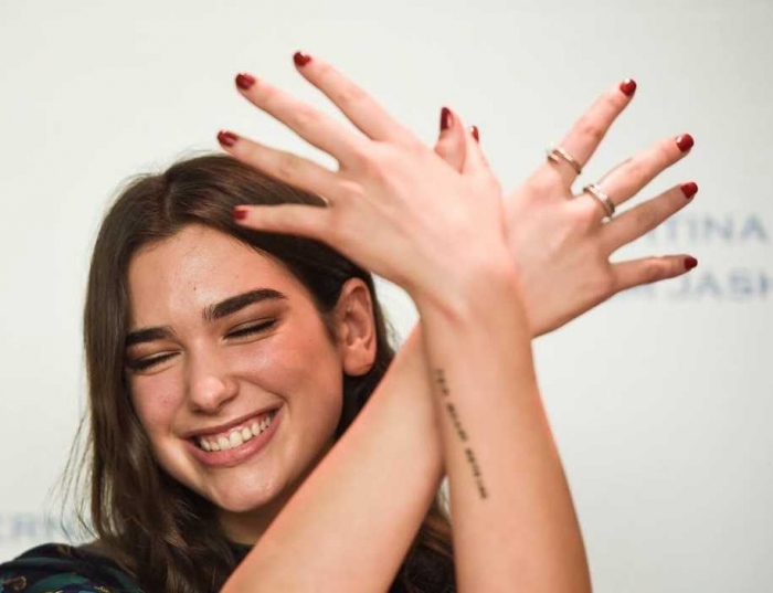 Dua Lipa dan simbol tangan menggambarkan lambang Albania (youtube)