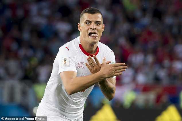 Granit Xhaka merayakan gol yang menyamakan kedudukan menjadi imbang lawan Serbia (Associated Press Photo)