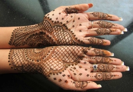 Henna (Sumber: en.wikipedia.org)