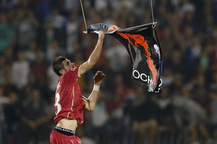 Stefan Mitrovic turunkan paksa bendera Albania (www.geomovies.it)