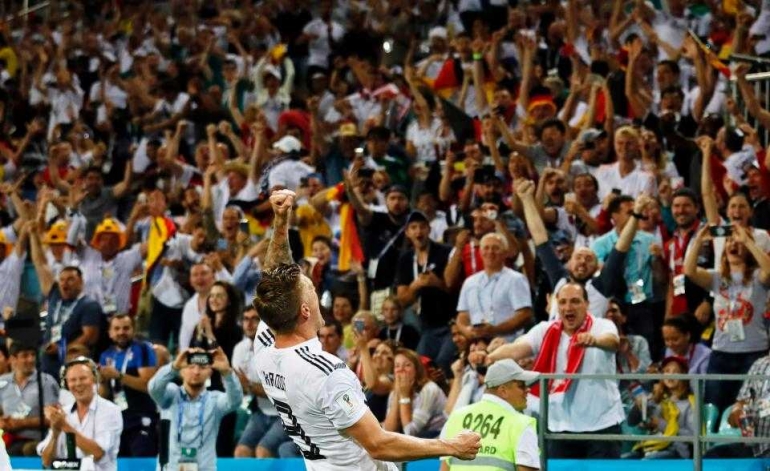 Toni Kroos merayakan gol kemenangan Jerman/Foto: The Irish Sun
