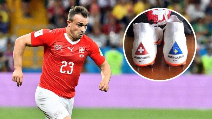 Bendera Swiss dan Kosovo di sepatu Xherdan Shaqiri (www.thetimes.co.uk)