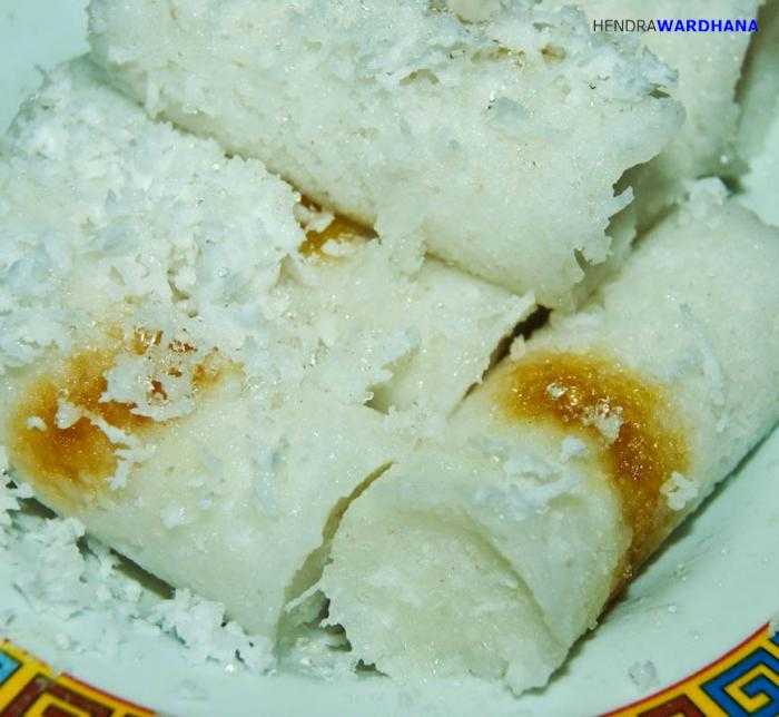 Kue Putu, saksi masa kecil yang penuh cerita dan warna.