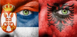 Serbia & Albania sama-sama memakai elang berkepala dua. Foto: Bedbeznost.org