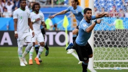 aksi Luis Suarez cetak gol dinanti kembali/ fifa.com