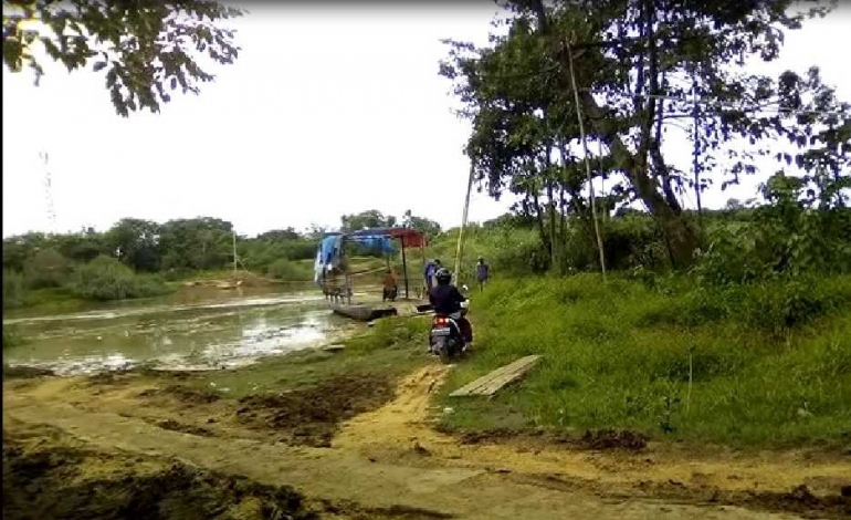 Sepeda motor naik perahu eretan ketika akan menyeberang sungai citarum jika mau ke kota Rengasdengklok Karawang (Dokumentasi pribadi)