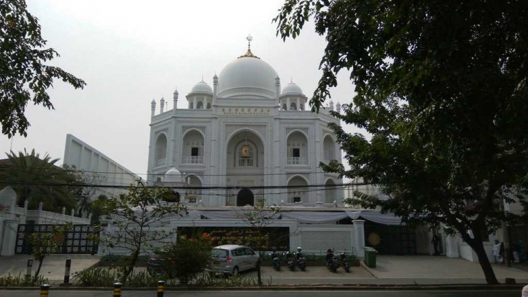 Masjid Ramlie Musofa yang megah dan indah kini menjadi salah satu tujuan wisata religi di kawasan Jakarta Utara. (dok.wiindhu)