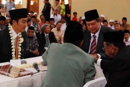 SBY menjadi saksi pernikahan Dhohir Farisi dengan Zannuba Arifah Chafsoh (Yenny Wahid), puteri KH. Abdurrahman Wahid (Gus Dur) (sumber: wahidinstitute.org)