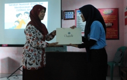 Penyerahan donasi buku cerita dari mahasiswa KKN kepada PAUD Dahlia