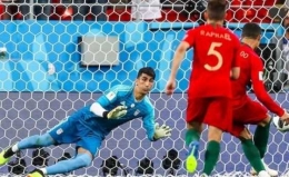 Beiranvand tahan Penalti Ronaldo, foto BolaTimes