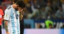 Ekspresi Messi setelah Argentina ditekuk Kroasia tiga gol. (Foto: Johannes Eisele/AFP)