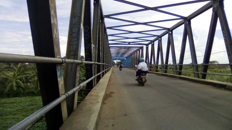 jembatan Batujaya - Cabangbungin, jembatan penghubung antara bekasi dan Karawang (Dokumentasi pribadi)