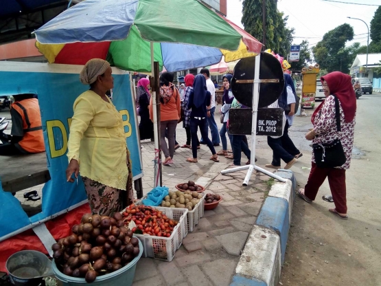 Salah satu pedagang yang tak kenal lelah menjajakan dagangannya. Yang penting, tak ngemis. - Dokumen Pribadi