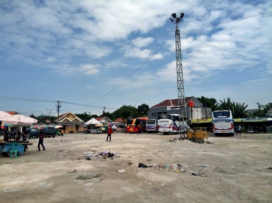 Ceceran sampah di pasar dan parkiran. - Dokumen Pribadi.