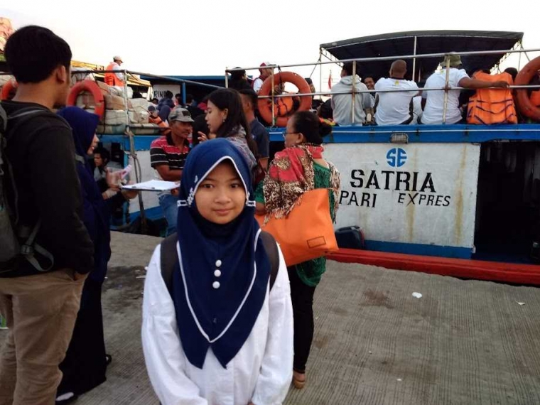 Kapal yang kami naiki. Mengisi data dan nomor hape sebelum masuk | Foto: Rifki Feriandi