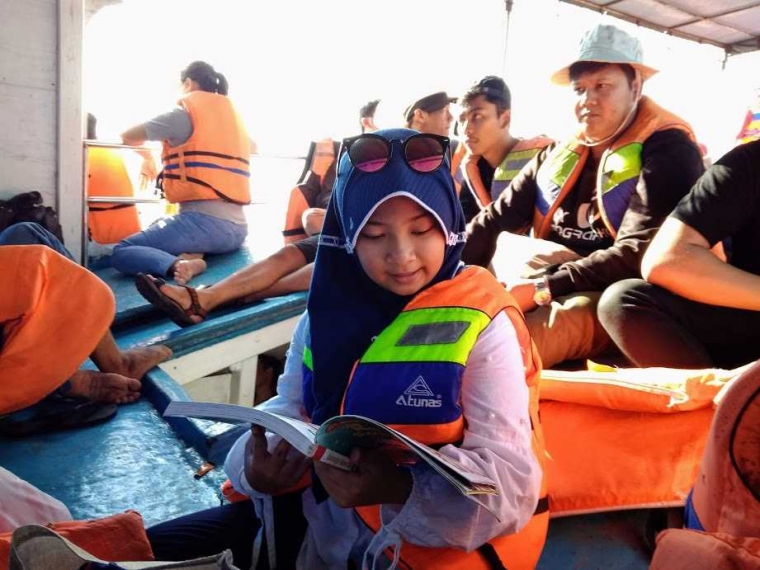 Pelampung jangan dijadikan bantal. Jika tidak dipakai, didekap saja | Foto: RIfki Feriandi