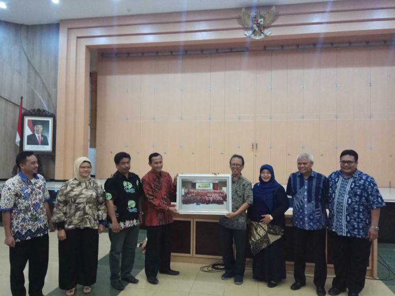 Kasi Terminasi menerima kenangan Foto Keluarga Besar PPKH Kab Jepara
